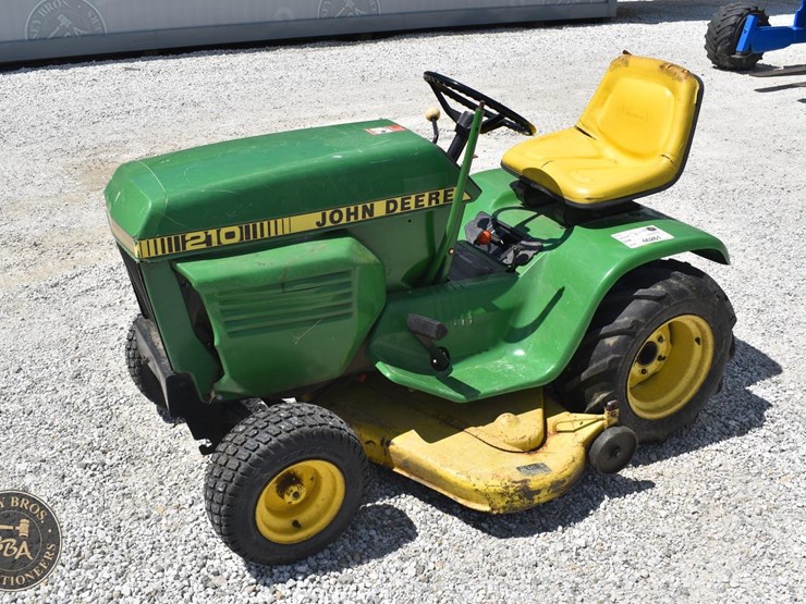 john-deere-210-image-1