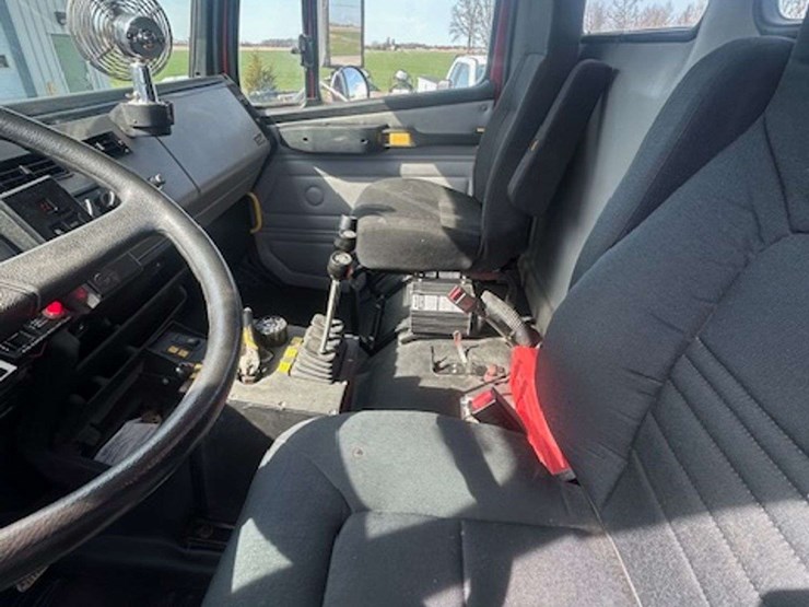 2002-freightliner-fl80-image-46