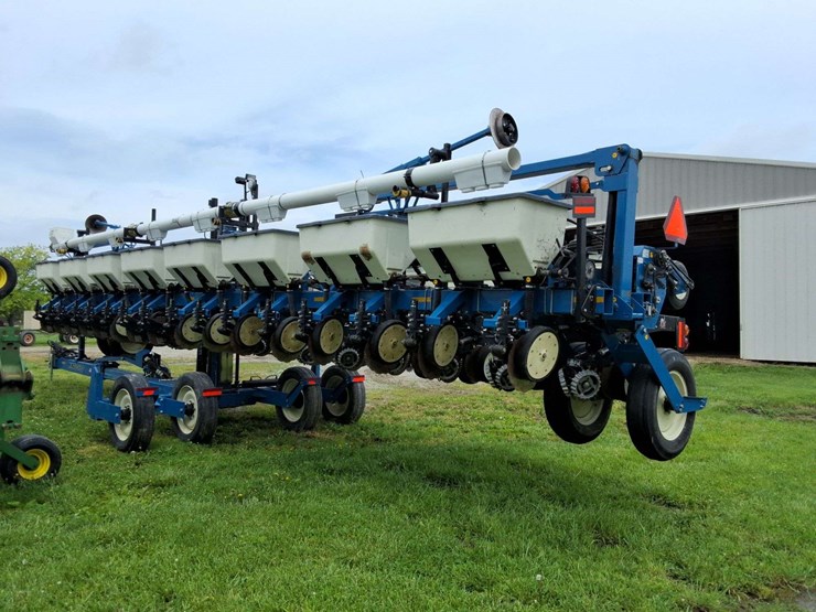2015-kinze-16-row-corn-planter-with-dry-fertilizer-image-9