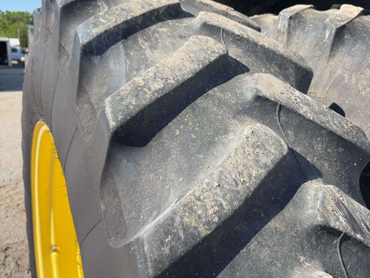 2011-john-deere-8260r-image-33