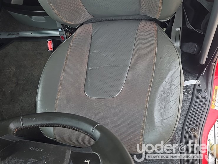 2019-volvo-vnl860-image-38