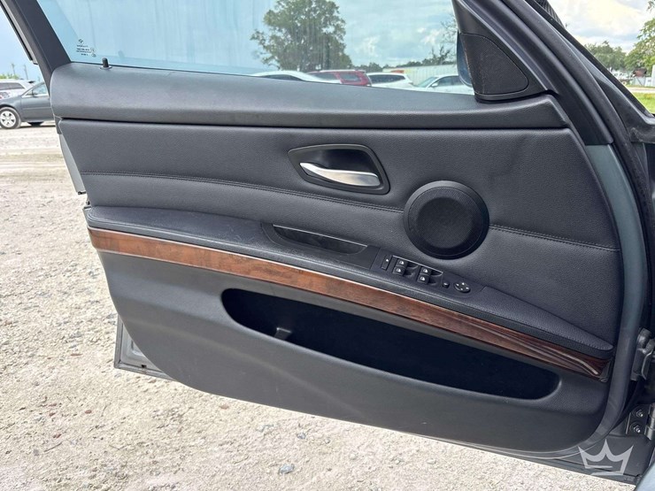 2011-bmw-328i-sedan-image-11