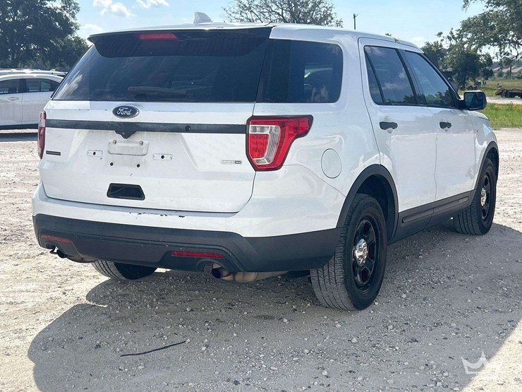 2016-ford-explorer-image-3