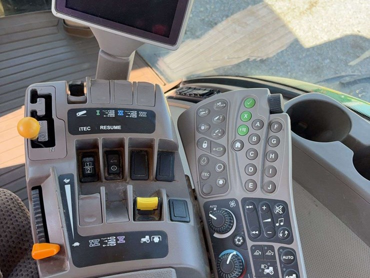 2011-john-deere-8260r-image-44