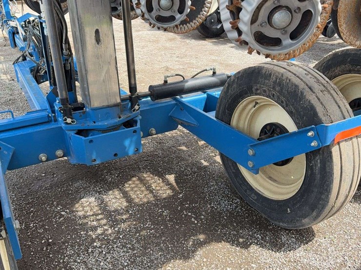 2013-kinze-3600-image-11