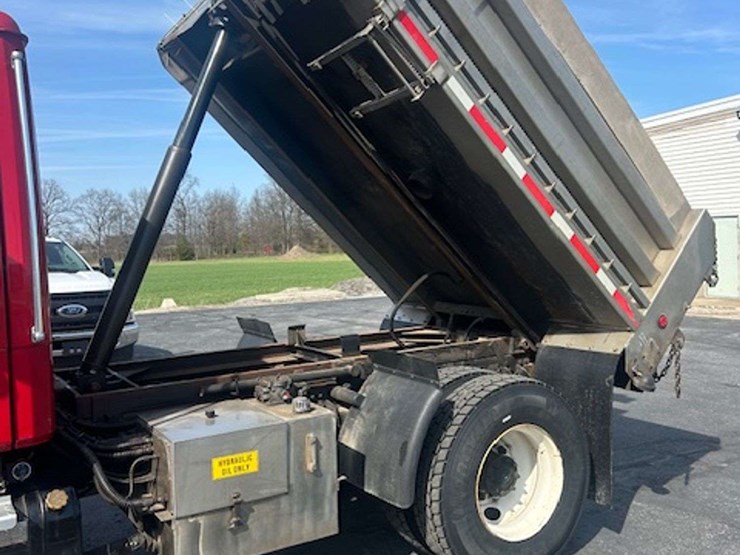 2002-freightliner-fl80-image-38