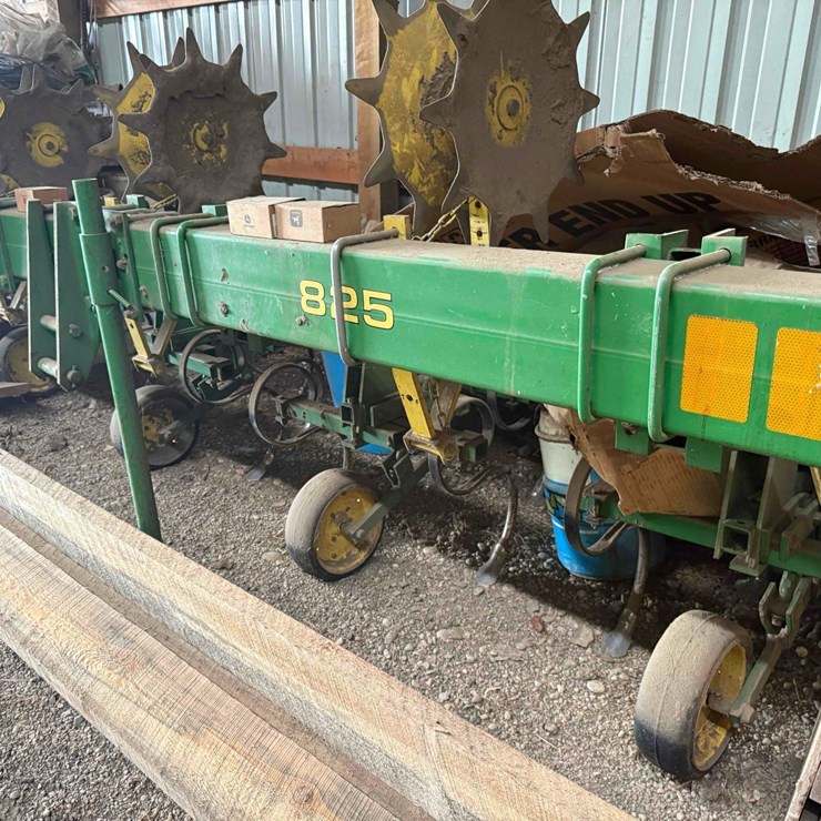 JOHN DEERE 825