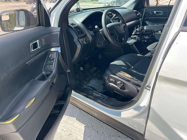 2016-ford-explorer-image-22