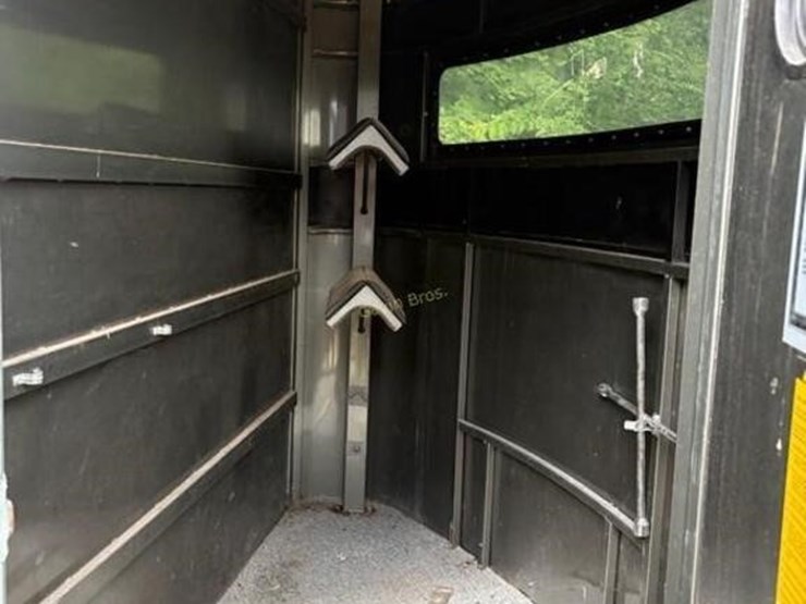 kiefer-built-tandem-horse-trailer-image-7