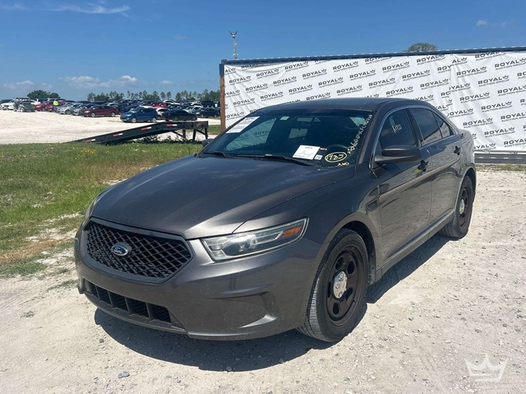 2014-ford-taurus-awd-sedan-image-1