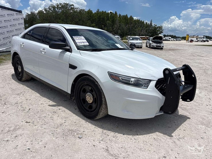 2016-ford-taurus-sedan-image-2
