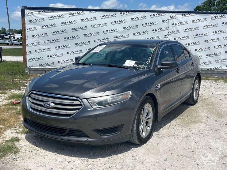 2015-ford-taurus-sedan-image-1