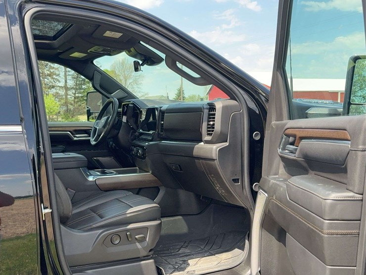 2025-chevrolet-silverado-2500hd-high-country-image-44