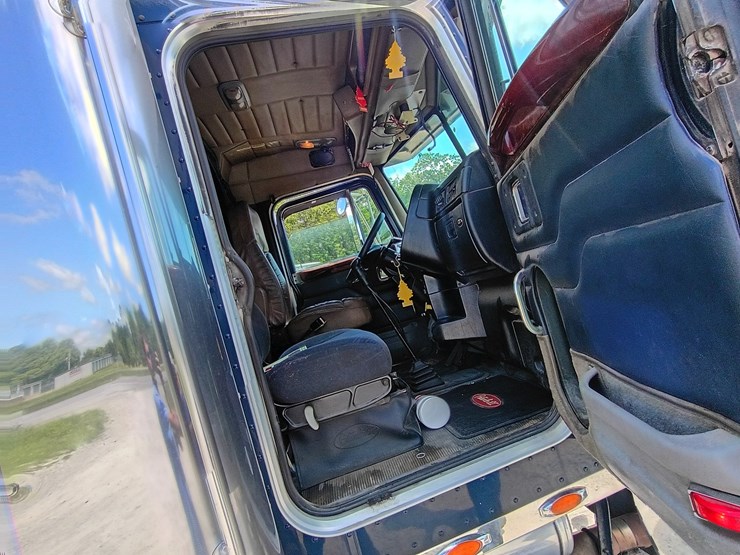 2005-peterbilt-379-image-43
