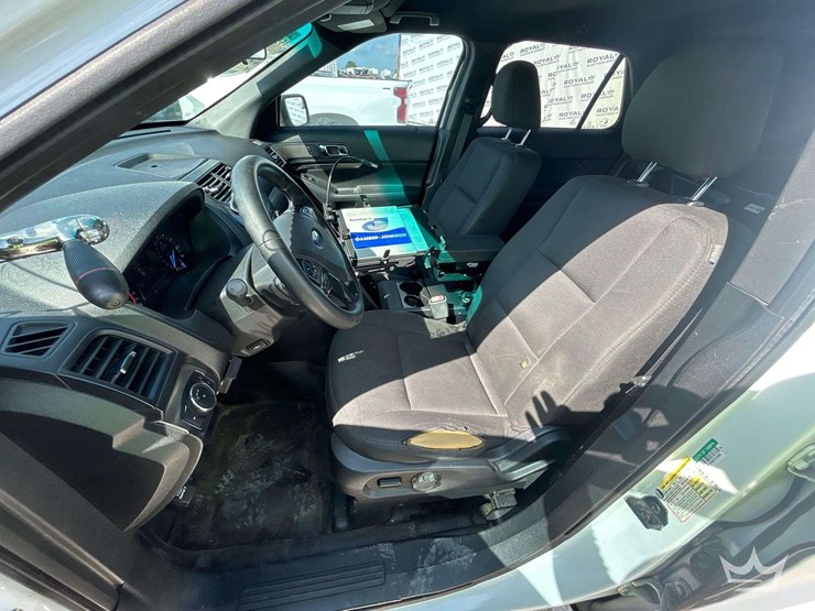 2016-ford-explorer-image-13