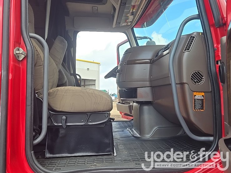 2015-volvo-vnl-image-56