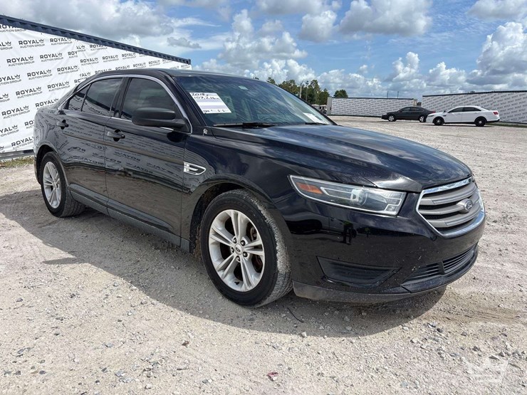 2018-ford-taurus-sedan-image-2