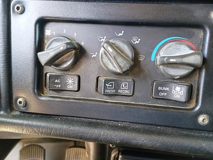 2005-peterbilt-379-image-53