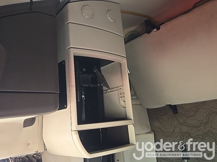 2015-volvo-vnl-image-61