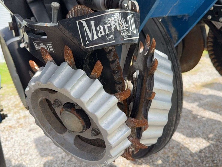 2014-kinze-16-row-corn-planter-with-dry-fertilizer-image-23