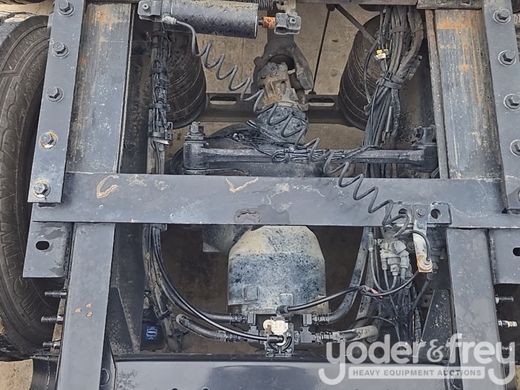 2019-volvo-vnl860-image-23