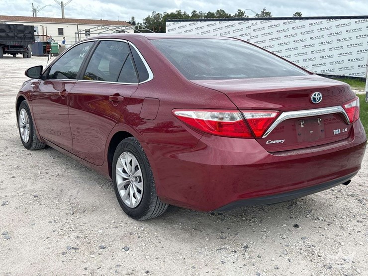 2016-toyota-camry-hybrid-sedan-image-4