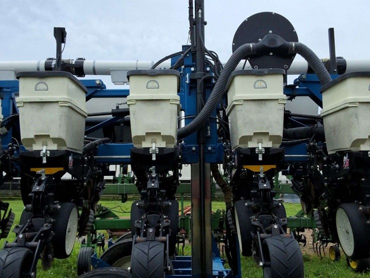 2015-kinze-16-row-corn-planter-with-dry-fertilizer-image-22