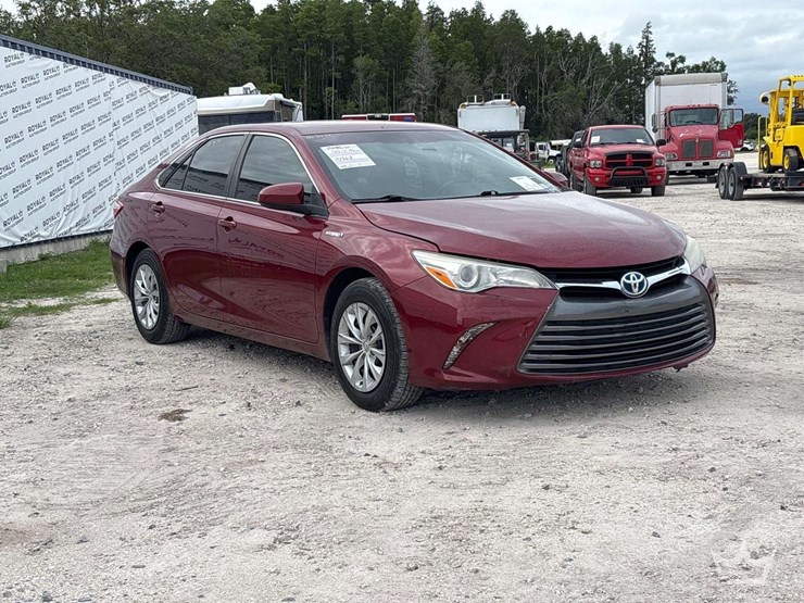 2016-toyota-camry-hybrid-sedan-image-2