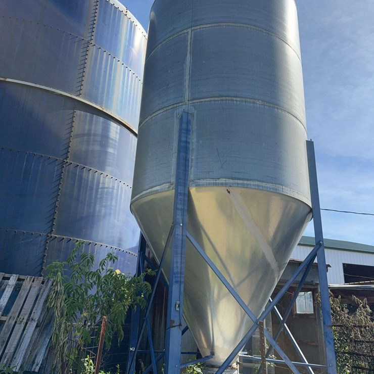 Schuld Bushnell Bulk Bin, 12 Ton, owner put 650 bushel of corn in, with grain slide, Buyer removes themselves