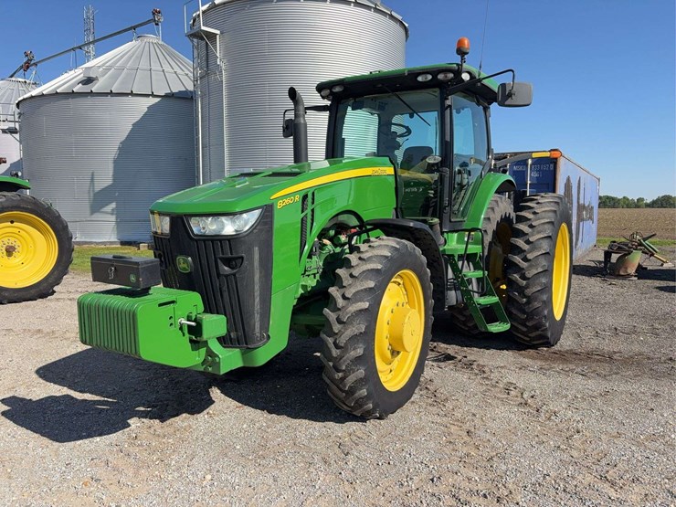 2011-john-deere-8260r-image-3