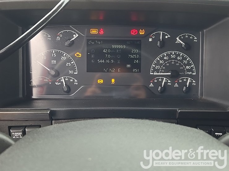 2019-volvo-vnl860-image-61