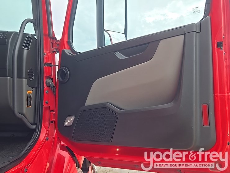2019-volvo-vnl860-image-36