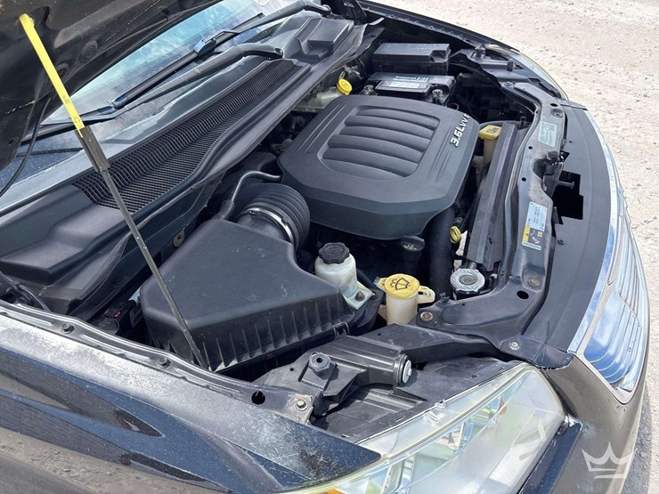 2015-chrysler-town-&-country-image-9