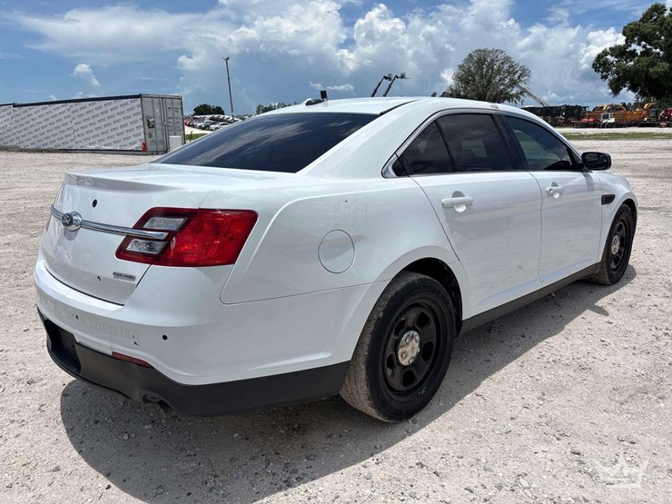 2016-ford-taurus-sedan-image-3