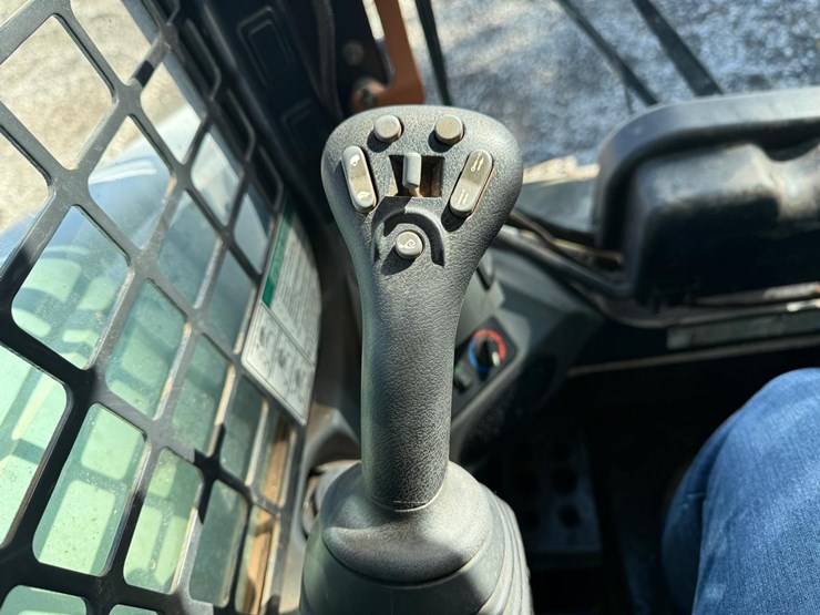 2021-bobcat-t870-image-27