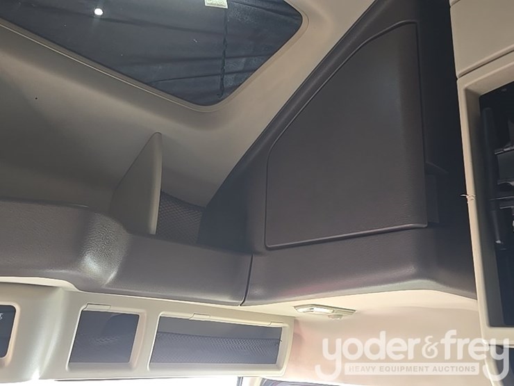 2015-volvo-vnl-image-76