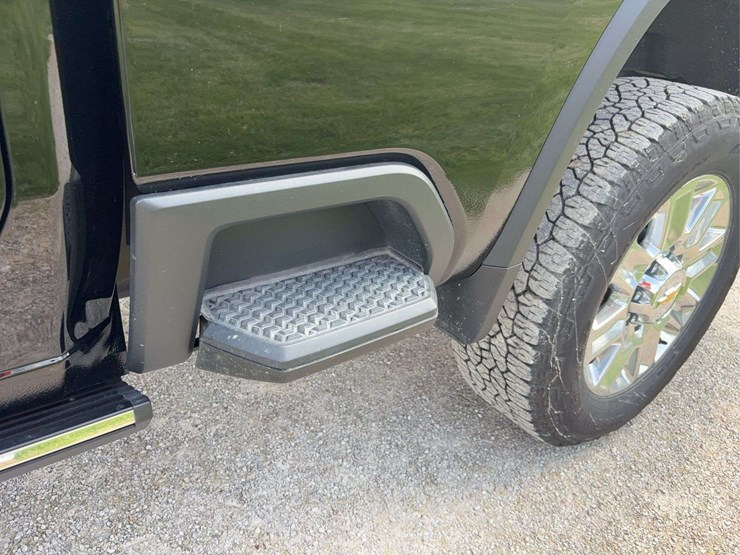 2025-chevrolet-silverado-2500hd-high-country-image-16