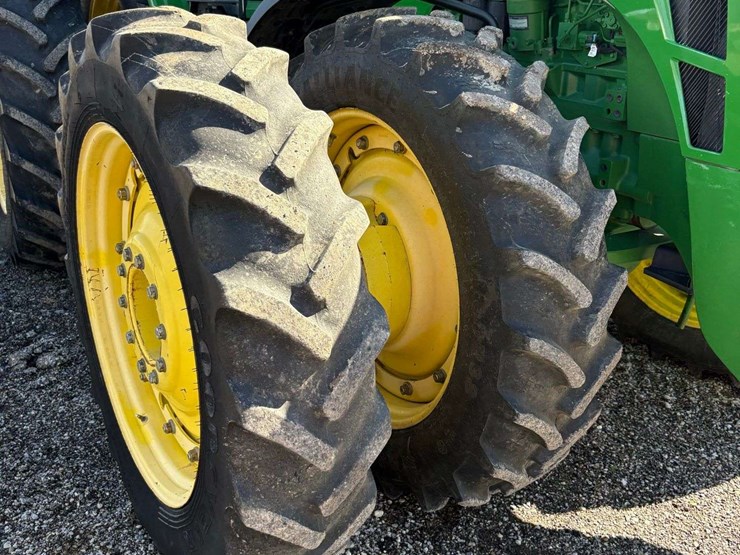 2010-john-deere-8320r-image-37