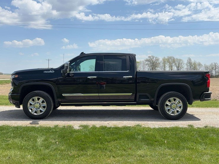 2025-chevrolet-silverado-2500hd-high-country-image-1