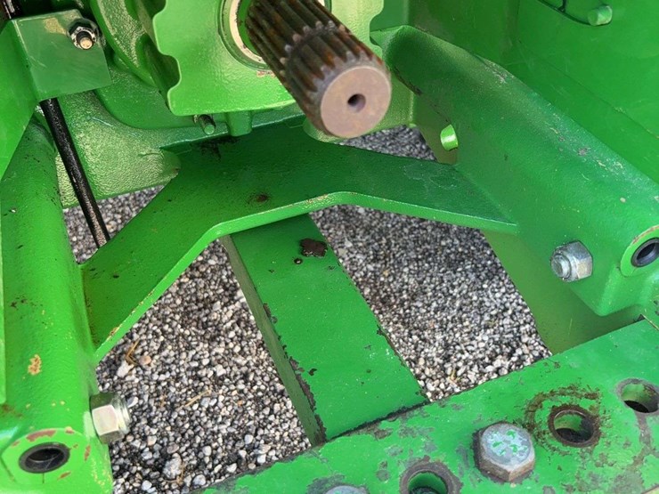 2011-john-deere-8260r-image-34