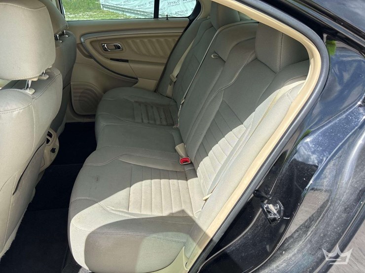 2018-ford-taurus-sedan-image-26
