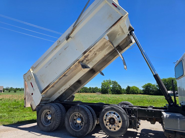 2017-peterbilt-365-image-68