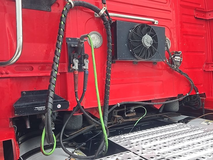 2019-volvo-vnl860-image-28