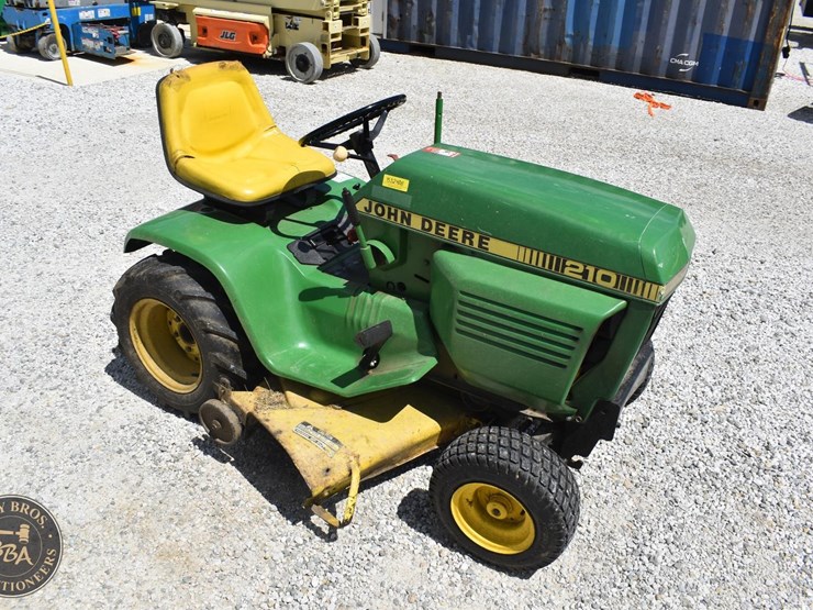 john-deere-210-image-11