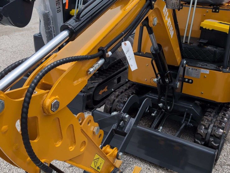 ats-mini-excavator-ats-rt15r--15hp---roof-damaged-image-2