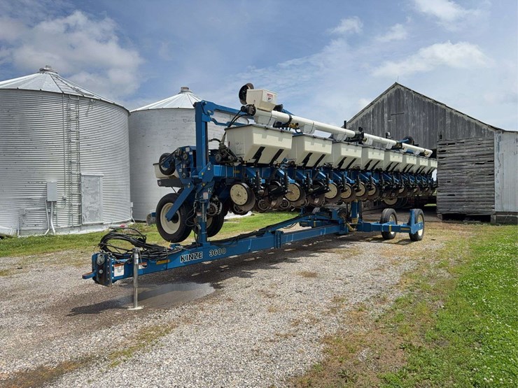 2014-kinze-16-row-corn-planter-with-dry-fertilizer-image-20