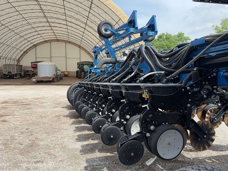kinze-24-center-fill-planter,-30''-image-24