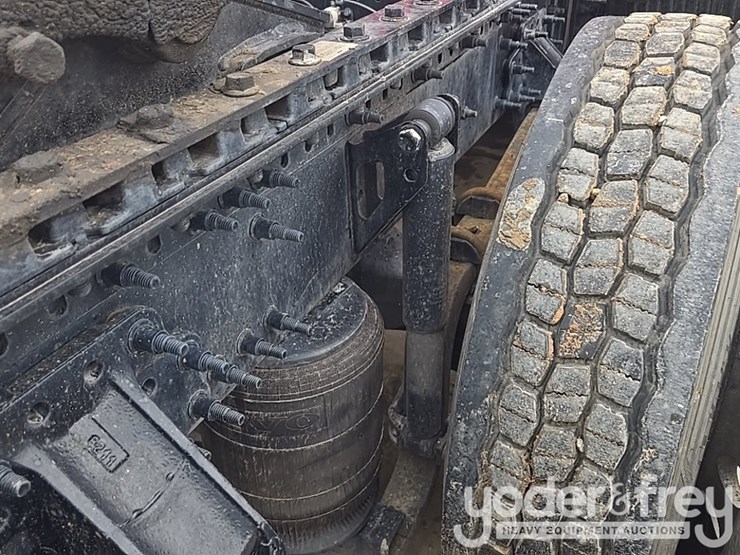 2019-volvo-vnl860-image-16