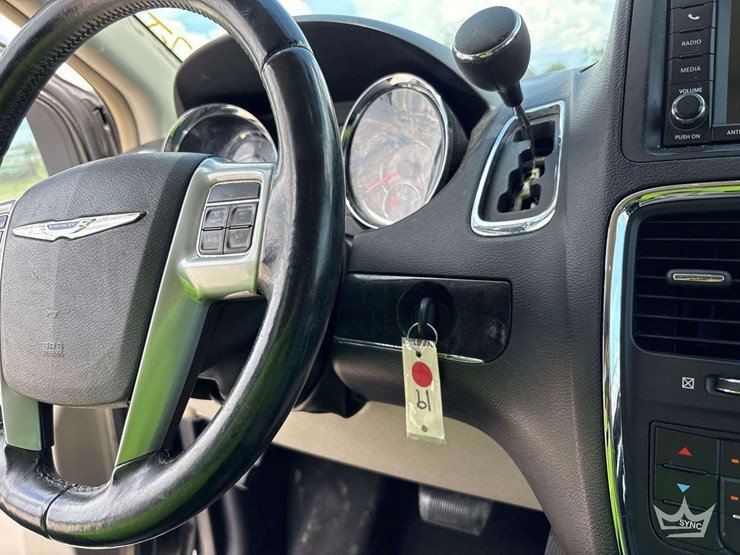2015-chrysler-town-&-country-image-15