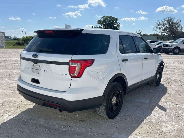 2016-ford-explorer-image-4